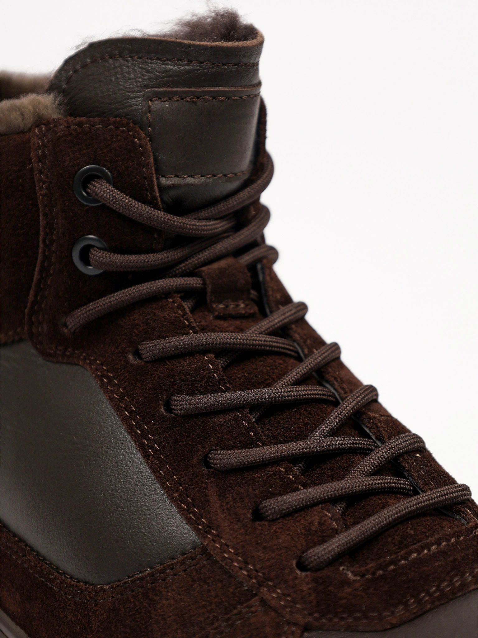 Ботинки комбинированные коричневого цвета на низкой платформе